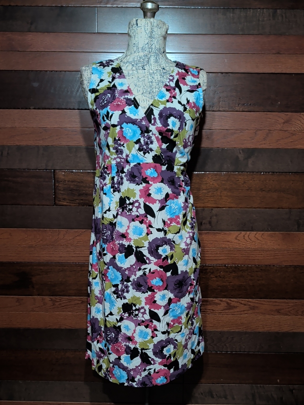 NWOT Bass Multicolor Floral V-Neck Sleeveless Midi Dress